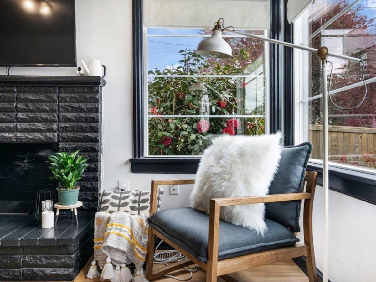 Picture Perfect Bungalow In The Heart Of Dt バンクーバー エクステリア 写真