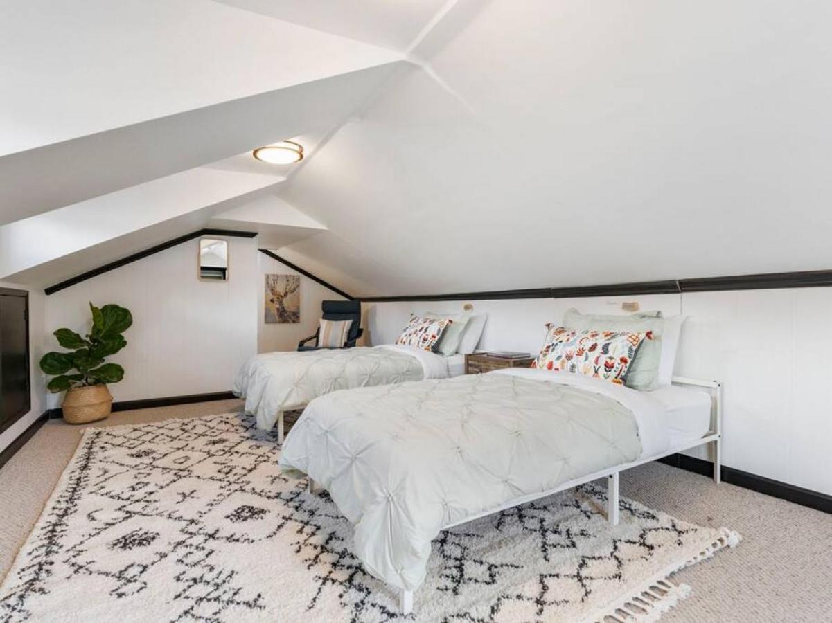 Picture Perfect Bungalow In The Heart Of Dt バンクーバー エクステリア 写真