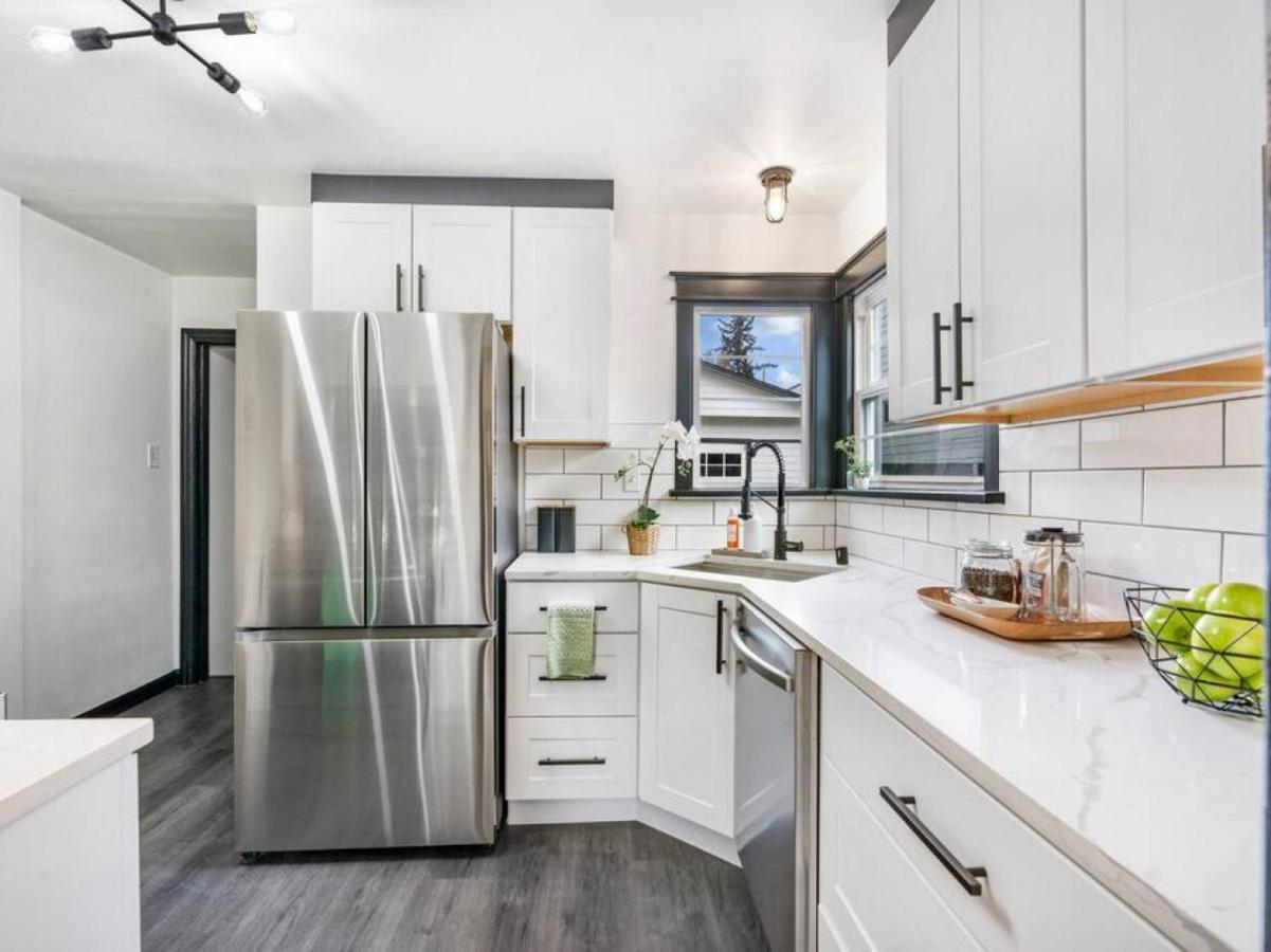 Picture Perfect Bungalow In The Heart Of Dt バンクーバー エクステリア 写真