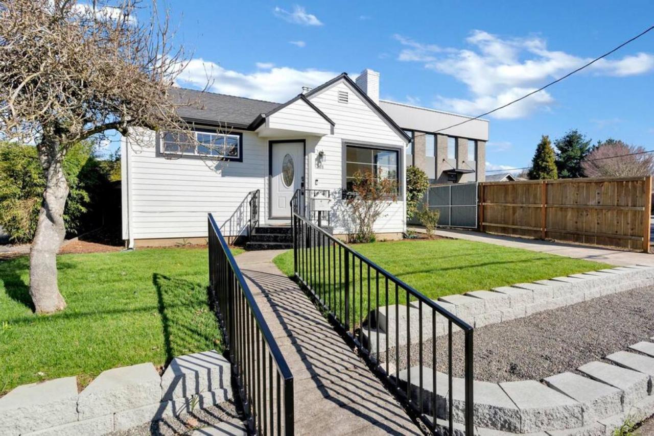 Picture Perfect Bungalow In The Heart Of Dt バンクーバー エクステリア 写真