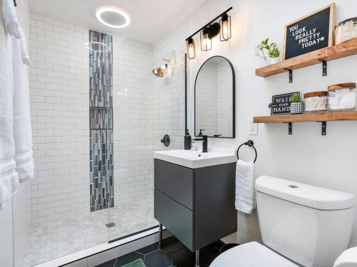 Picture Perfect Bungalow In The Heart Of Dt バンクーバー エクステリア 写真