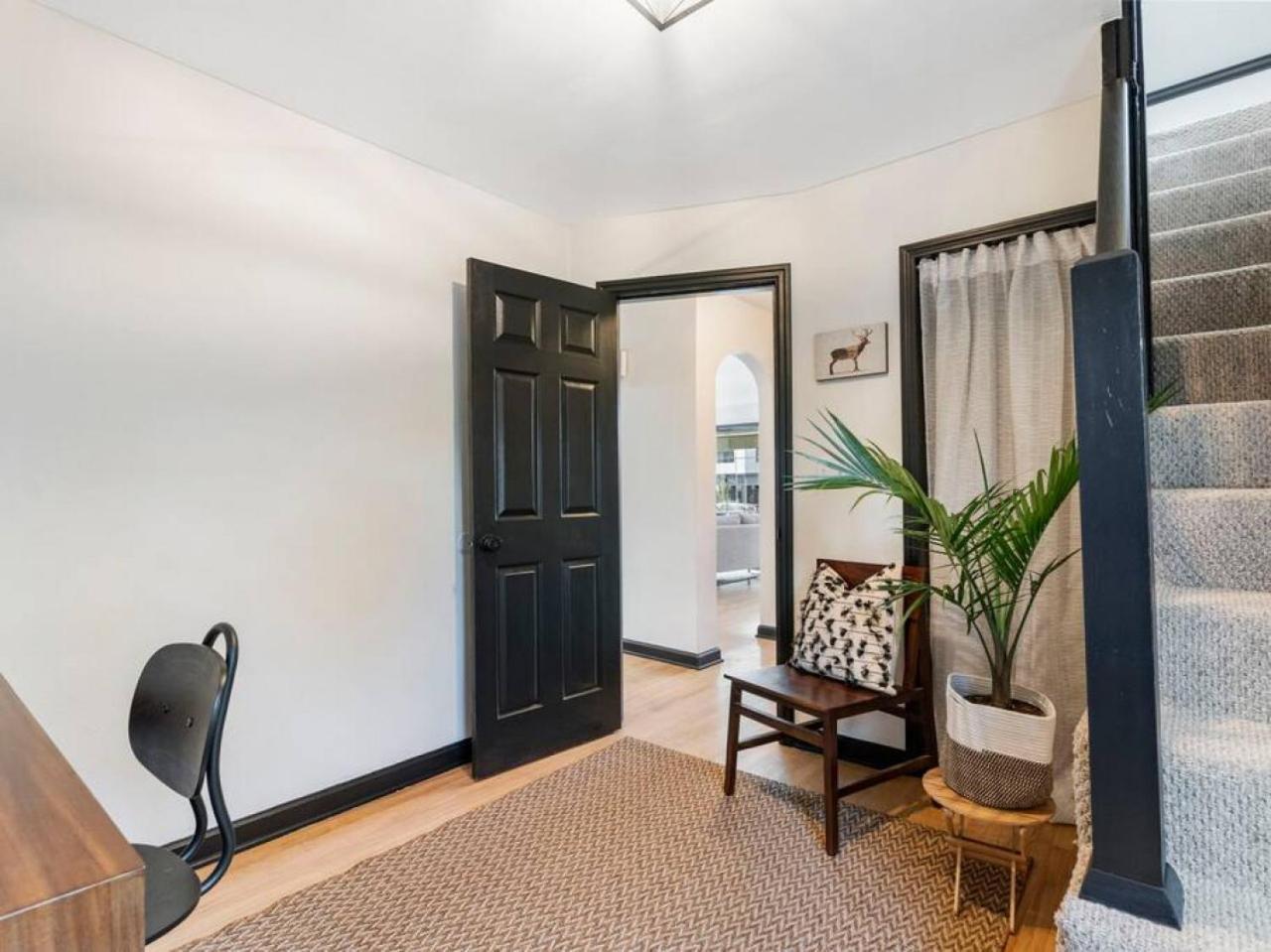 Picture Perfect Bungalow In The Heart Of Dt バンクーバー エクステリア 写真