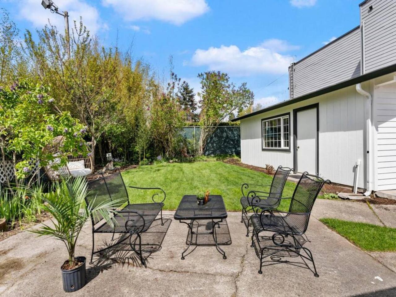 Picture Perfect Bungalow In The Heart Of Dt バンクーバー エクステリア 写真